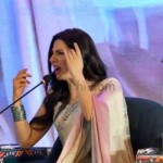 ماہرہ خان پاکستان لٹریچر فیسٹیول میں مداح کی پھینکی گئی چیز کا نشانہ بن گئیں (ویڈیو)