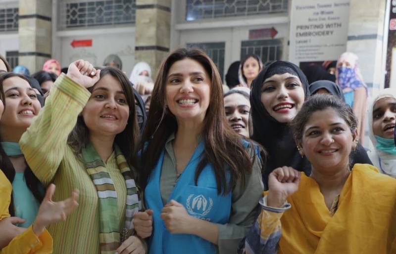ماہرہ خان کا افغان مہاجرین سے اظہار یکجہتی۔