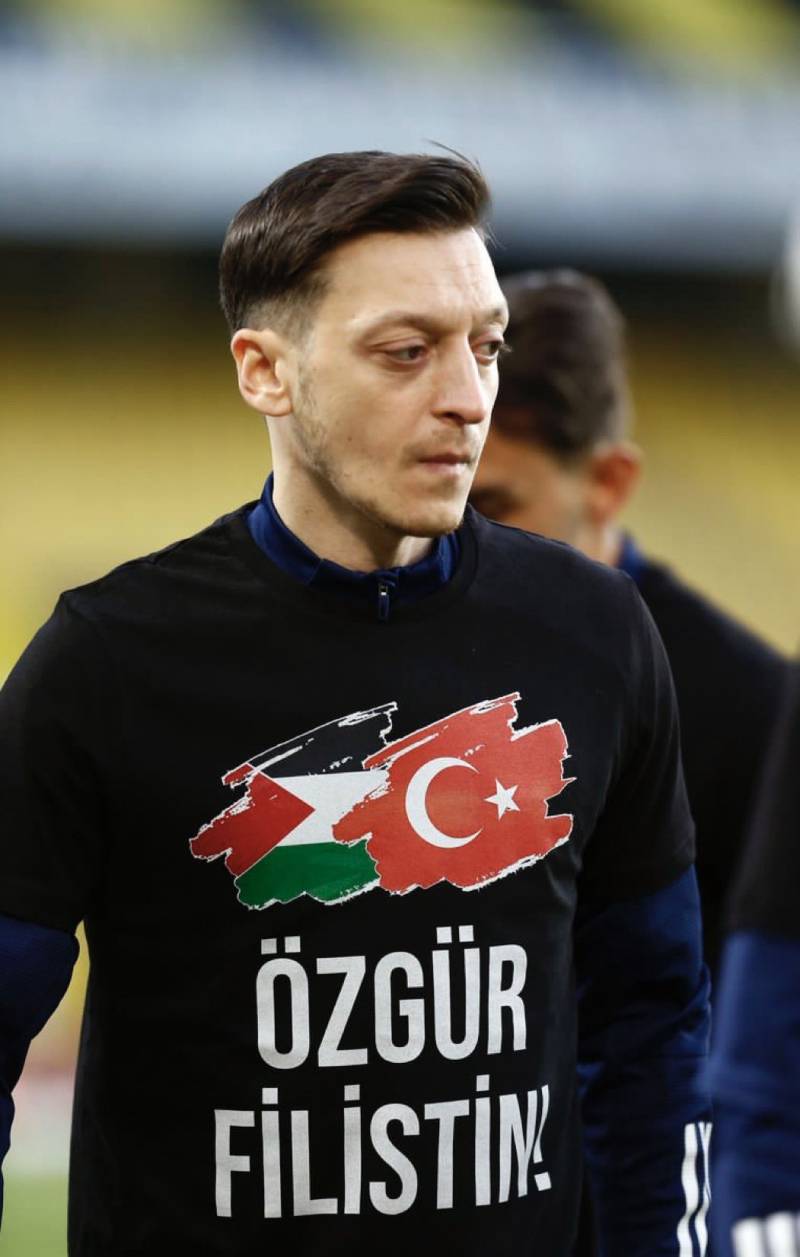 جرمن فٹبالر میسوت اوزیل نے فلسطین کے ساتھ اظہار یکجہتی کرتے ہوئے تنازعہ کے خاتمے کا مطالبہ کیا ہے۔