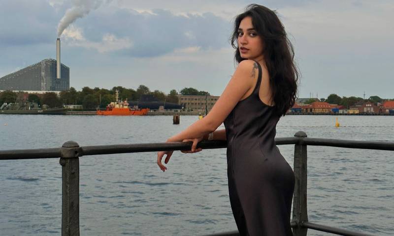 WATCH — Mamya Shajaffar stuns in a form-fitting silk gown.